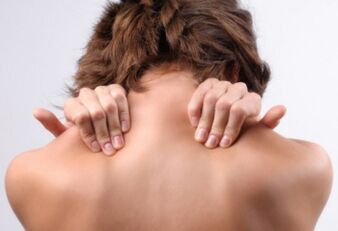 Aufgrund einer zervikalen Osteochondrose macht sich eine Frau Sorgen um Taubheit im Bereich des Halskragens