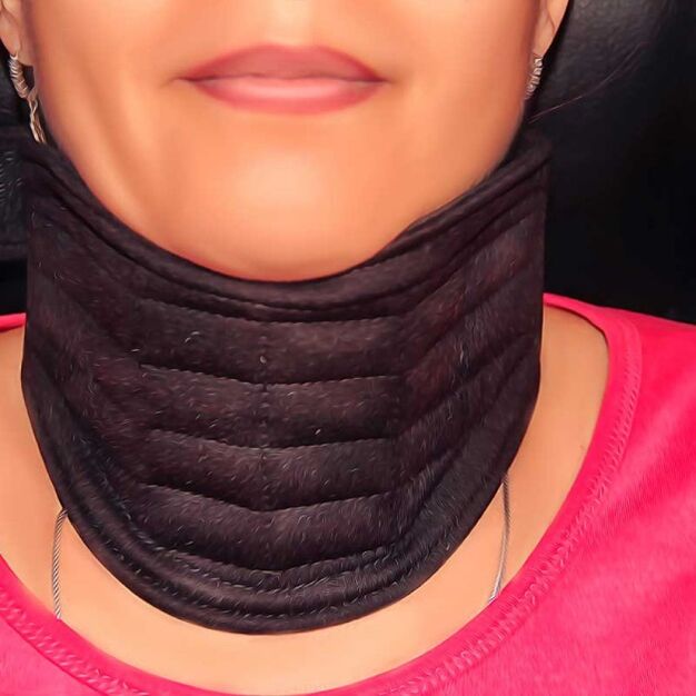 Nackenbandage nach medizinischer Blockade bei Osteochondrose der Halswirbelsäule