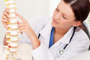 Arzt zeigt thorakale Osteochondrose auf Mock-up