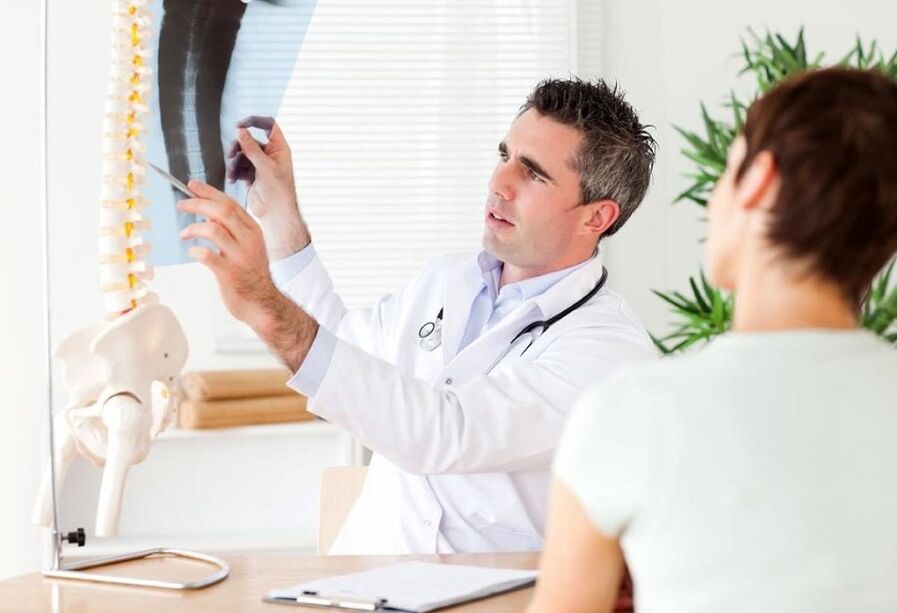 Der Arzt untersucht eine Röntgenaufnahme, um eine thorakale Osteochondrose zu diagnostizieren